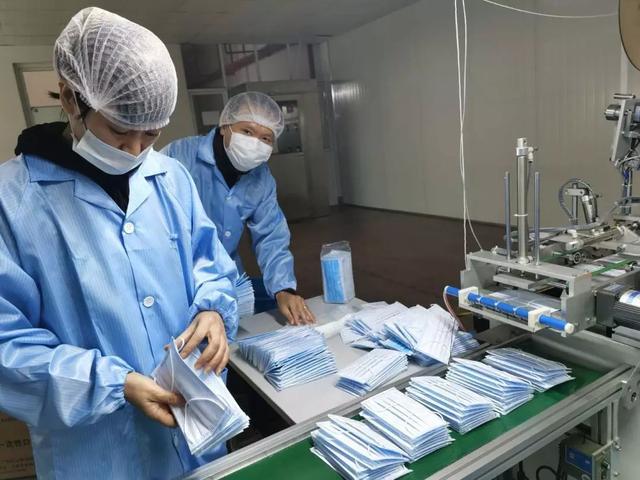 申晨间|春节前,闵行一对夫妇囤了口罩30万只,结果全捐了